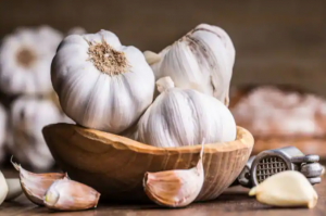 Garlic benefits:कच्चा लहसुन, सुबह खाली पेट खाने से छू मंतर हो जाएंगी ये बीमारियां